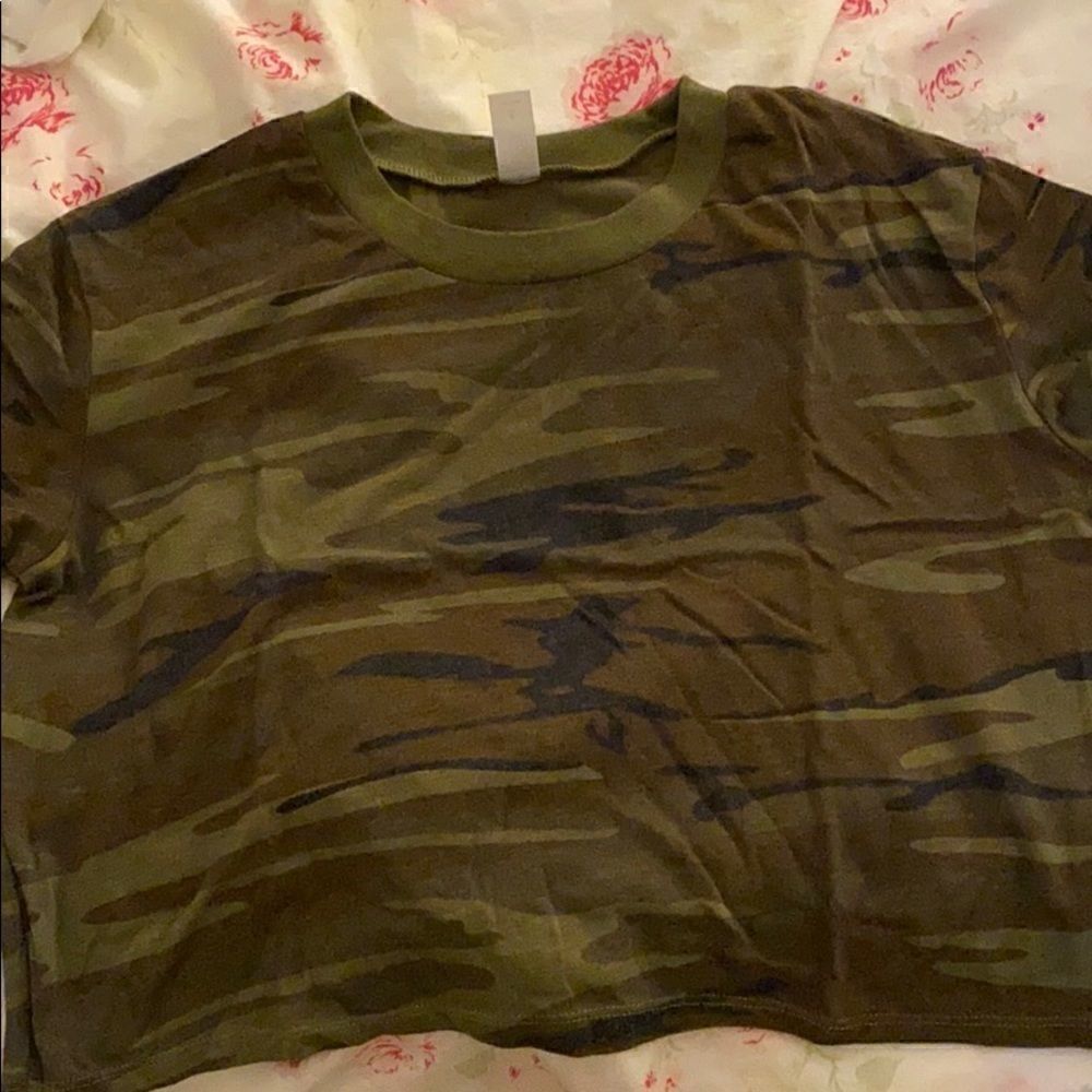 Camo alternative cropped tee size small